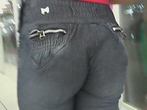Ass crack swallowed the sweatpants Picture 5