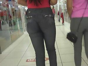Ass crack swallowed the sweatpants Picture 6