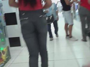 Ass crack swallowed the sweatpants Picture 7