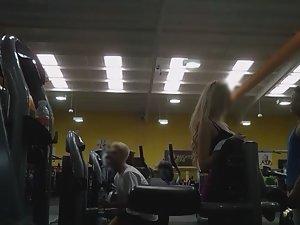 Peeping on sexy girl doing squats in the gym Picture 1