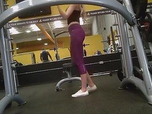 Peeping on sexy girl doing squats in the gym Picture 7