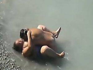 Chubby girl fucked in the water Picture 1