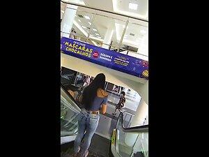 So sexy that she is used to getting looked at Picture 5