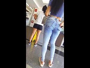 So sexy that she is used to getting looked at Picture 6