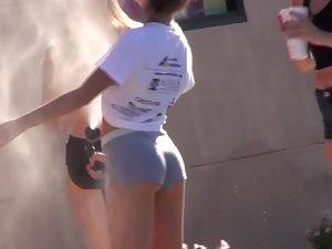 Schoolgirls in shorts washing cars Picture 2