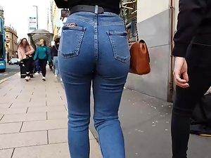 Narrow waist and lovely big butt in jeans Picture 1