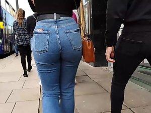 Narrow waist and lovely big butt in jeans Picture 2