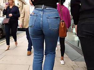 Narrow waist and lovely big butt in jeans Picture 3