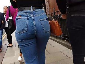 Narrow waist and lovely big butt in jeans Picture 4