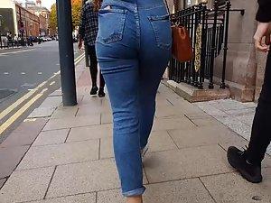Narrow waist and lovely big butt in jeans Picture 5