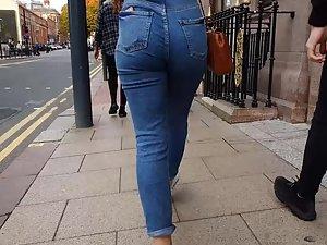 Narrow waist and lovely big butt in jeans Picture 5