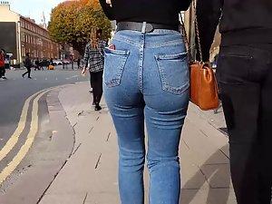 Narrow waist and lovely big butt in jeans Picture 6