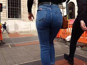 Narrow waist and lovely big butt in jeans Picture 7