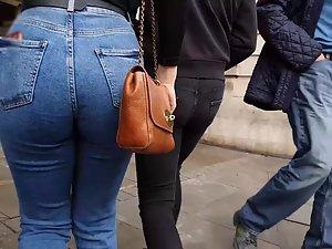 Narrow waist and lovely big butt in jeans Picture 8