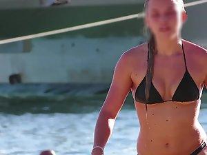 Surfer girl accidentally shows her naked pussy Picture 3