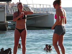 Surfer girl accidentally shows her naked pussy Picture 5