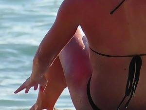 Surfer girl accidentally shows her naked pussy Picture 6
