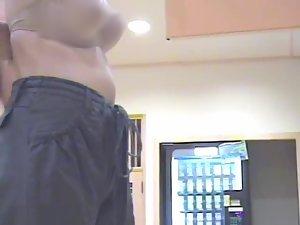 Hot asian girl in the locker room Picture 3