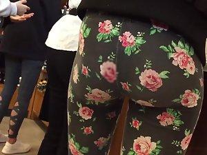 Tight buttocks in flowery leggings Picture 1