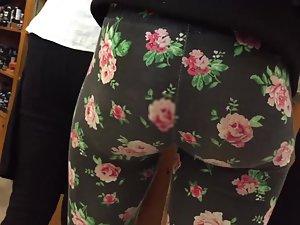 Tight buttocks in flowery leggings Picture 2