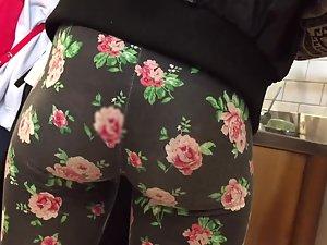 Tight buttocks in flowery leggings Picture 3