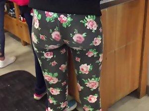Tight buttocks in flowery leggings Picture 4