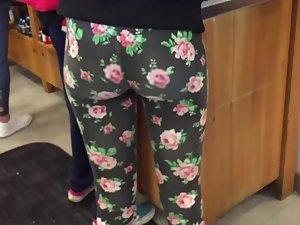 Tight buttocks in flowery leggings Picture 4