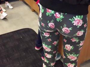 Tight buttocks in flowery leggings Picture 5