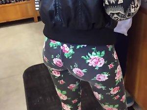 Tight buttocks in flowery leggings Picture 6