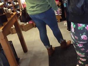 Tight buttocks in flowery leggings Picture 8