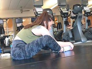 Stretching routine of a hot gym girl Picture 1