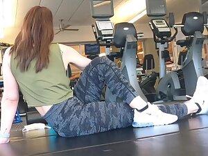 Stretching routine of a hot gym girl Picture 2