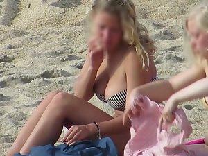 Tits so big that she needs help with bikini top Picture 7