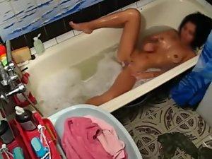 Spying sister's orgasm in a bathtub Picture 3