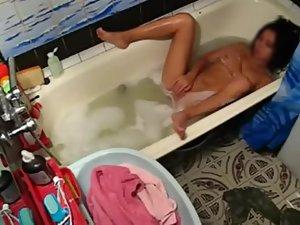 Spying sister's orgasm in a bathtub Picture 4