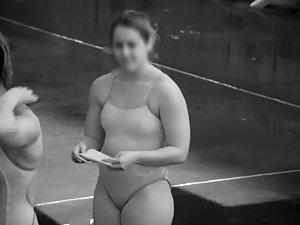 Peeping muscular swimming girls Picture 3