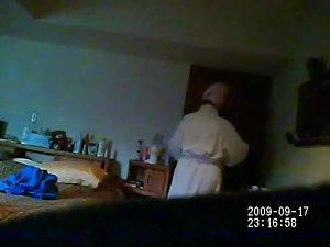 Fat mom is unaware of the hidden cam Picture 2
