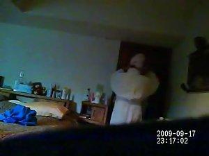 Fat mom is unaware of the hidden cam Picture 3