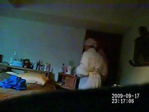 Fat mom is unaware of the hidden cam Picture 4