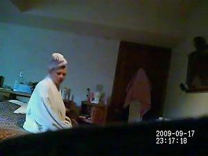 Fat mom is unaware of the hidden cam Picture 7