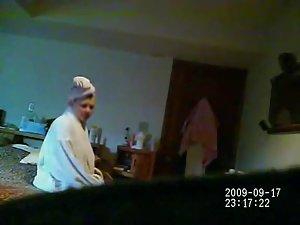 Fat mom is unaware of the hidden cam Picture 8