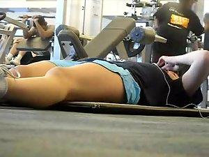 Spying a teen girl in the gym Picture 2