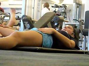 Spying a teen girl in the gym Picture 6