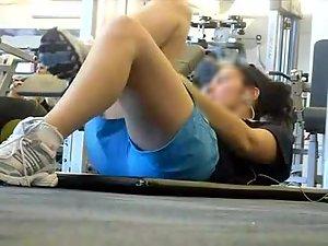 Spying a teen girl in the gym Picture 7