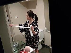 Window peeping on naked asian girl in bathroom Picture 8