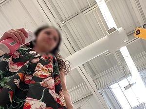 Upskirt of a helpful lady in a store Picture 4