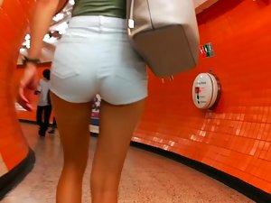 White shorts show off her vaginal gap Picture 7