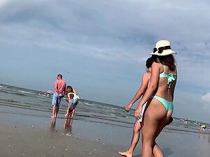 Cute girl gets her boyfriend to snap some booty pics Picture 4