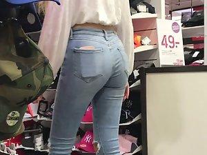 Pocket size blonde in tight jeans Picture 1