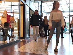 Pocket size blonde in tight jeans Picture 2